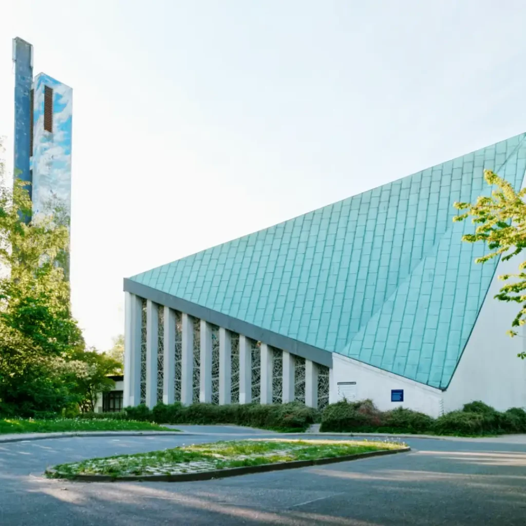 Das Bild zeigt die KAP-Kirche.