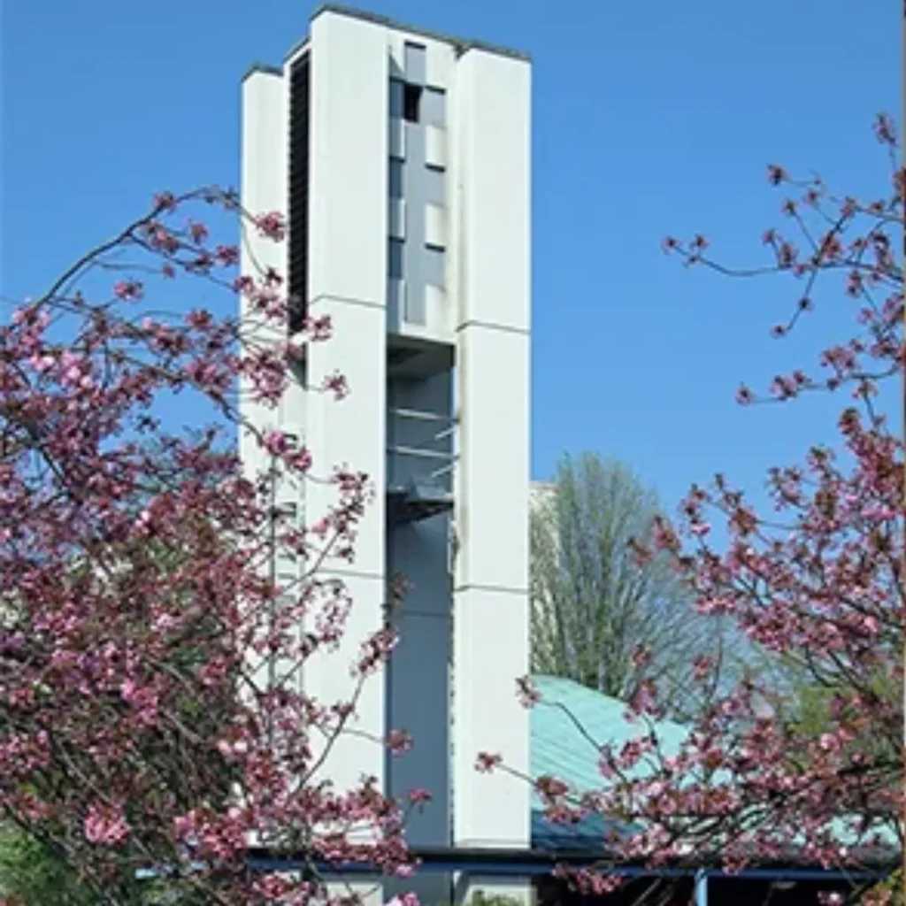 Das Bild zeigt den Türm der  Gndaenkirche in Hamburg-Lohbrügge.